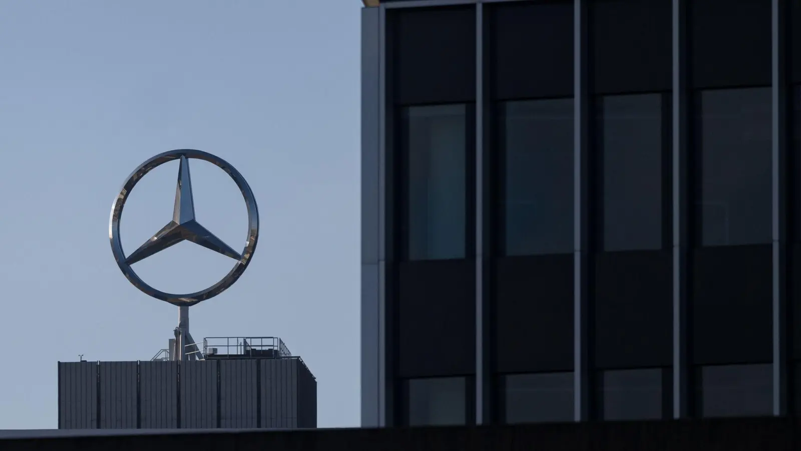 Der Mercedes-Stern ist auf einem Gebäude des Mercedes-Benz Werks in Untertürkheim zu sehen. (Foto: Marijan Murat/dpa)