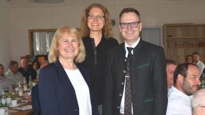 Die Geschäftsführerin des Landschaftspflegeverbandes, Helga Kerwagen (links), verabschiedet sich zum 1. Juli in den Ruhestand. Landrat Dr. Christian von Dobschütz hielt die Laudatio auf sie. Ihre Nachfolgerin ist Lisa Rauscher (Mitte).  (Foto: Anita Dlugoß)
