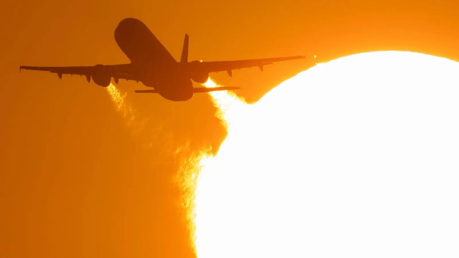 Die Vorfreude auf den Urlaub ist groß - bis stundenlange Verspätungen an den Nerven zehren. (Archivbild) (Foto: Boris Roessler/dpa)