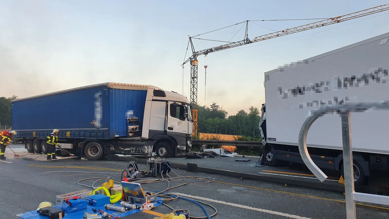 Ein Toter und sechs Schwerverletzte sind das Resultat eines Unfalls am Montagmorgen auf der A6 bei Schnelldorf.  (Foto: FFW Feuchtwangen / Stefan Tank)