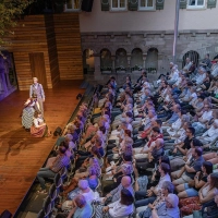 Eine Vorstellung von „Der Diener zweier Herren” im Feuchtwanger Kreuzgang. Mit 11.102 Zuschauerinnen und Zuschauern war die Komödie die am besten besuchte Produktion in diesem Freilichtsommer. (Foto: Andreas Kunkel)