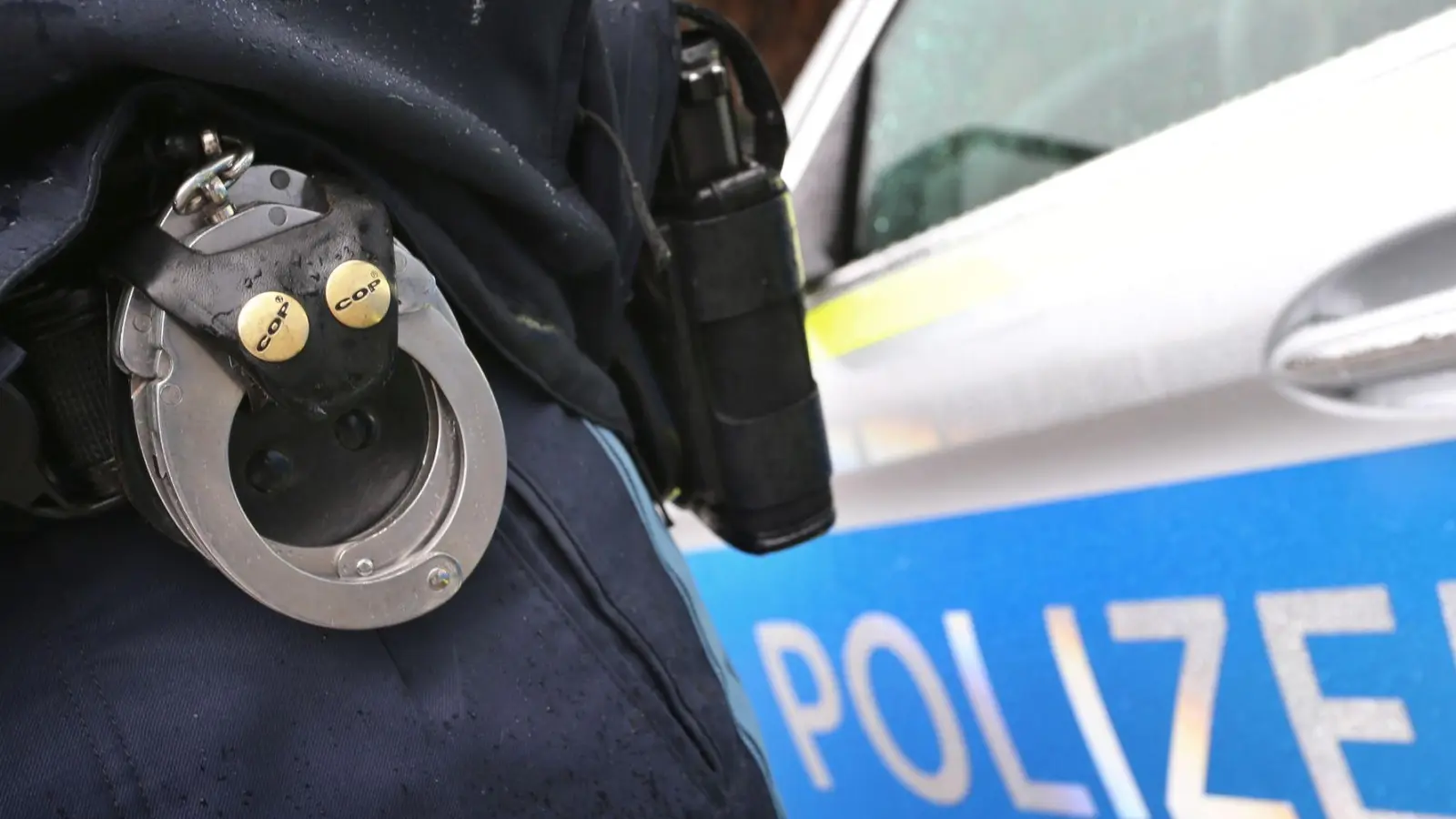 Die Polizei nahm die 25-Jährige noch in der Wohnung des Paares fest.  (Foto: Karl-Josef Hildenbrand/dpa)