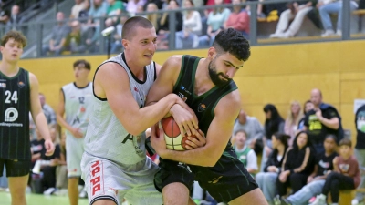 Gekämpft wurde beim Hinspiel um jeden Ball, wie hier zwischen dem Ansbacher David Kurpiela (links) und Nedal Jenniat. Nun bitten die Onlineprinters zum Rückspiel in Neustadt.  (Foto: Martin Rügner)