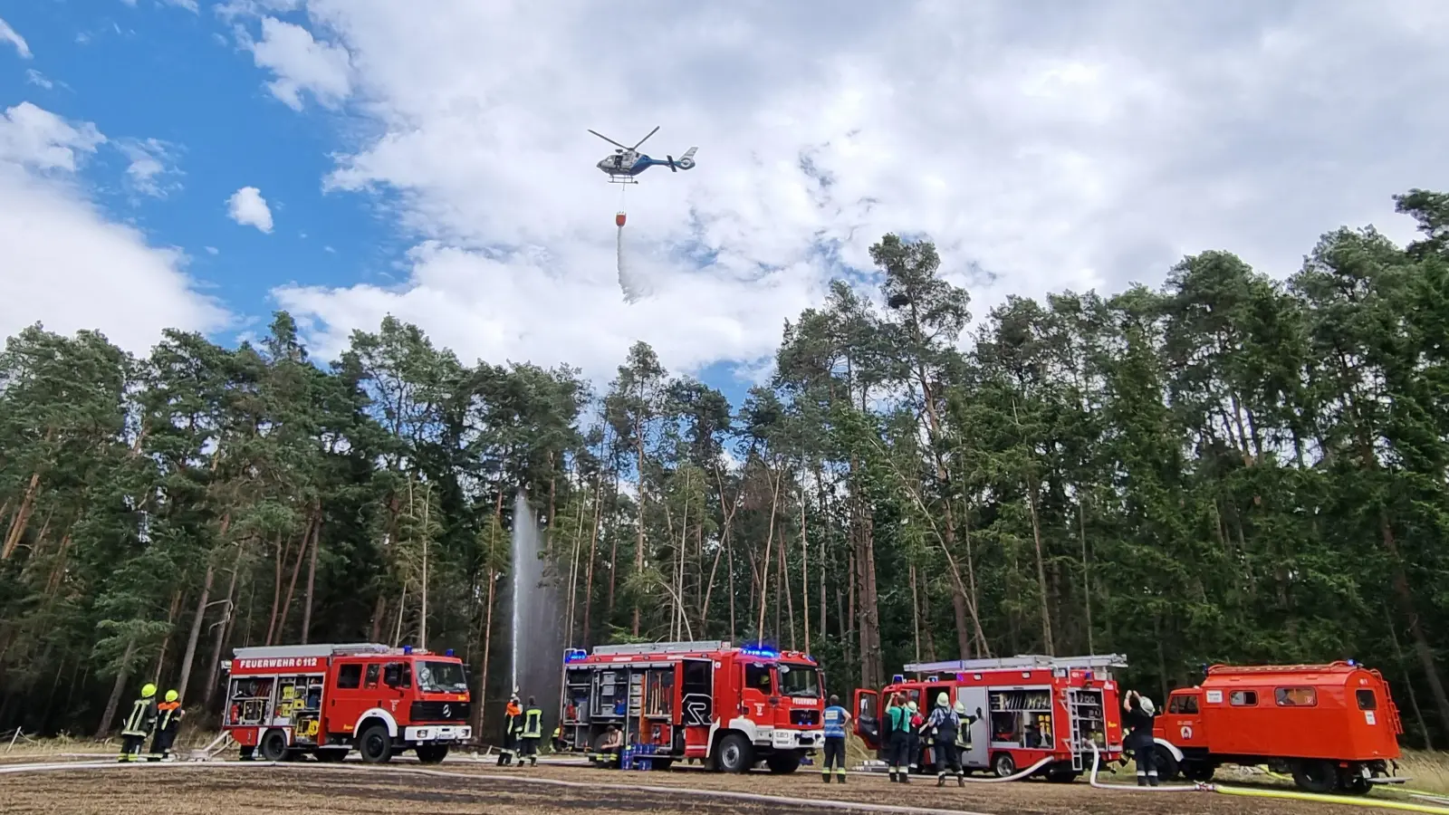 Zum Löschen des Waldbrands bei Kleinsteinach waren zahlreiche Freiwillige Feuerwehren angerückt. Auch vom Hubschrauber aus wurden die Flämmen bekämpft.  (Foto: Feuerwehr/Rainer Weiskirchen)