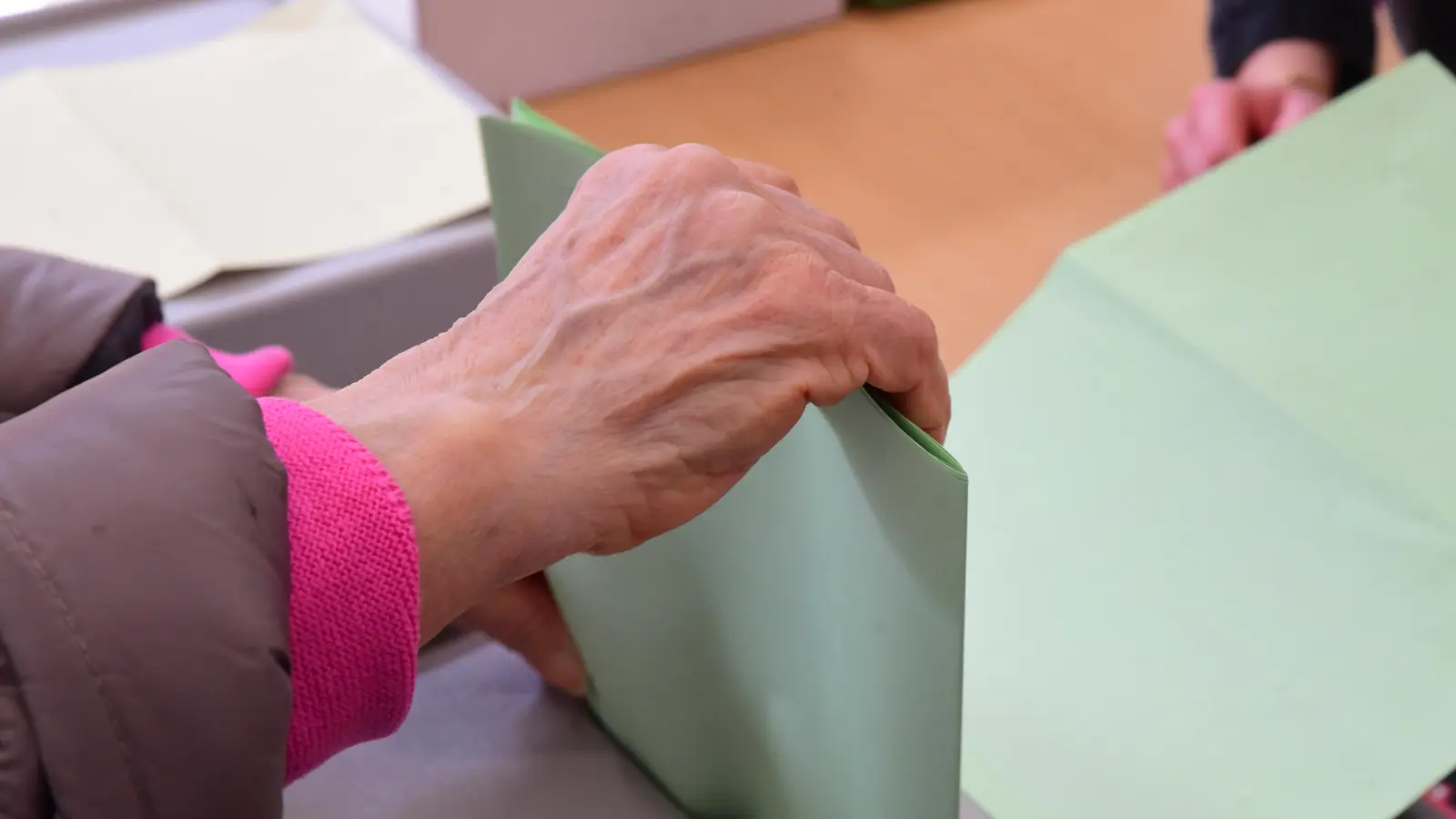 Stimmzettel einwerfen und auf die Ergebnisse warten. Bald fangen die Wahlhelferinnen und Wahlhelfer mit der Auszählung an. (Foto: Irmeli Pohl)