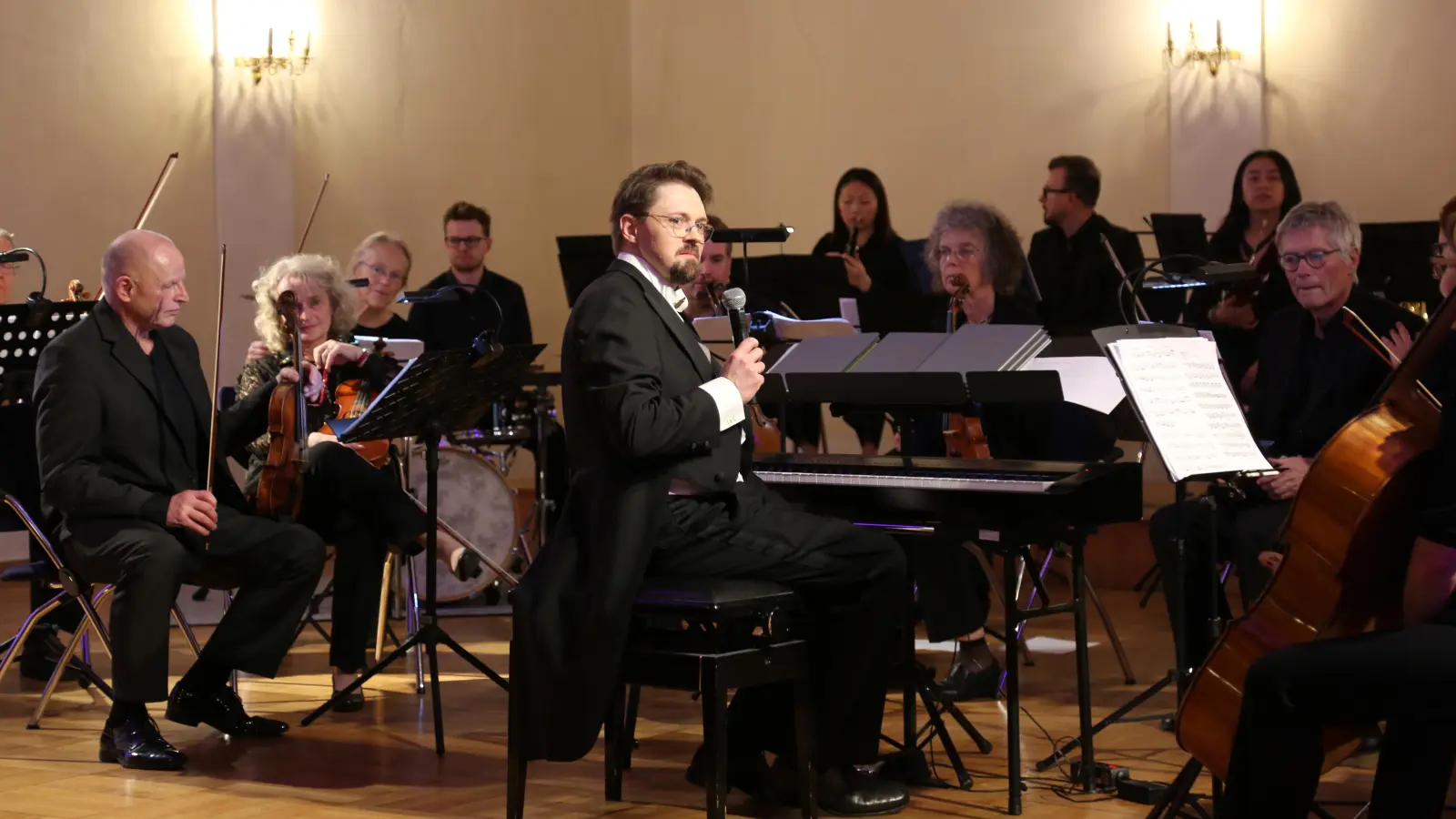 Versprühten „Champagnerlaune”: Alexander Ilg (Mitte) und das Ansbacher Kammerorchester beim gleichnamigen Konzert. (Foto: Martina Kramer)