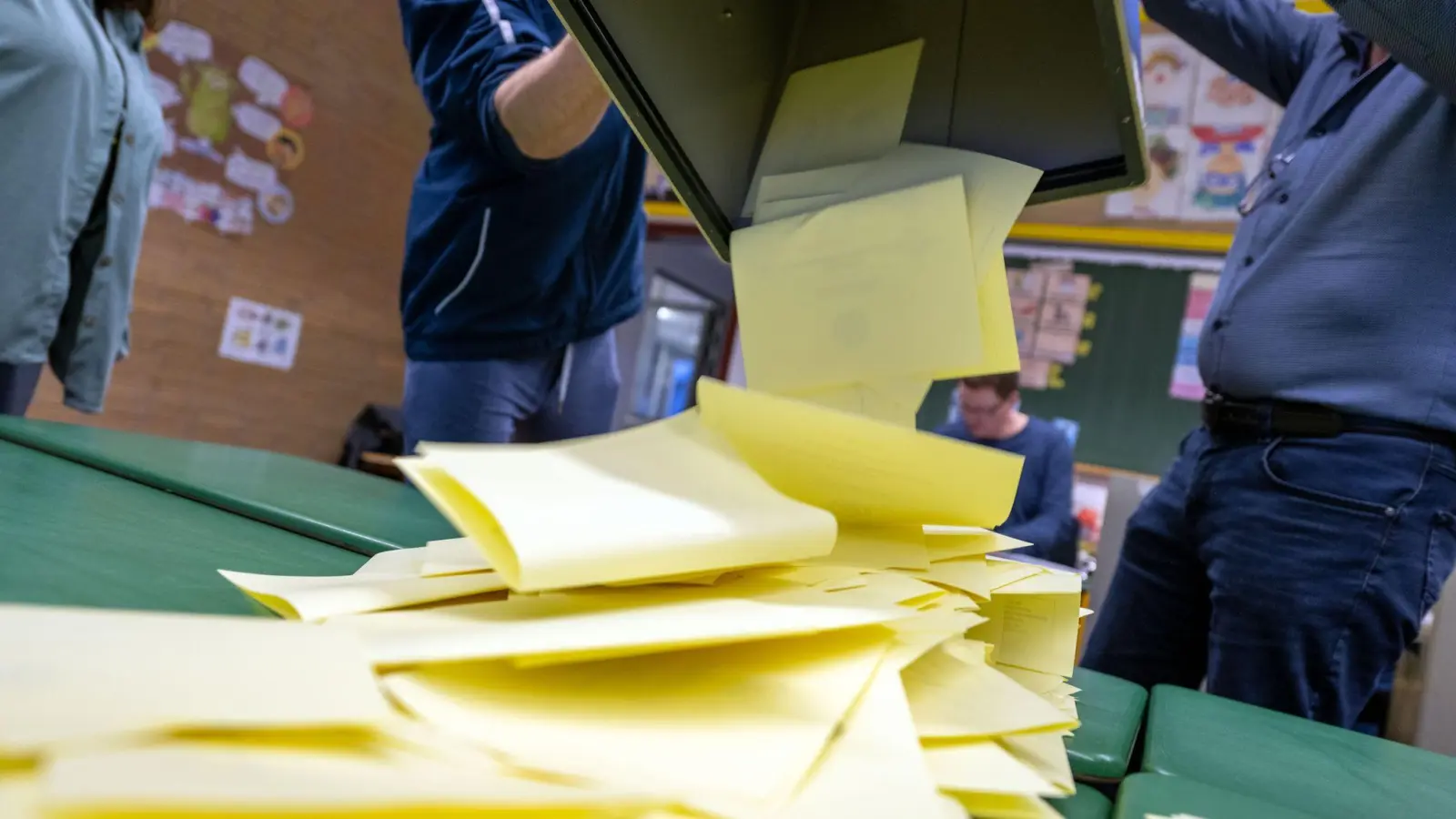 Die Wahlhelfer werden am Sonntagabend erneut viel Arbeit haben. (Archivbild) (Foto: Pia Bayer/dpa)