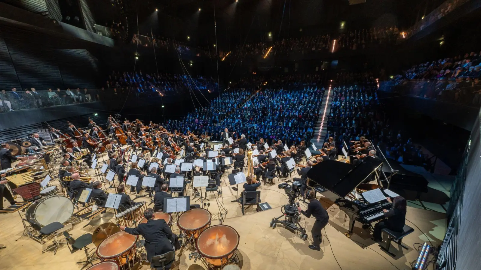 Die Münchner Philharmoniker spielen unter der Leitung von Dirigent Valery Gergijew. (Foto: Peter Kneffel/dpa)