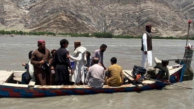 Nach eigenen Angaben sind Anwohner im Bezirk Mohmand Dara auf Boote als Transportmittel angwiesen, weil es keine Brücke gibt, die über den Fluss führt. (Foto: Uncredited/AP/dpa)