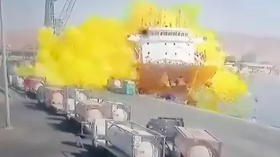 Diese Aufnahme einer Überwachungskamera zeigt eine Chlorgasexplosion, nachdem ein Kran im Hafen von Akaba heruntergefallen war. (Foto: Uncredited/Al-Mamlaka TV/dpa)