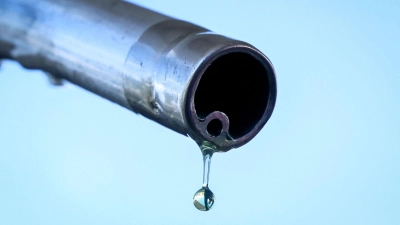 Der soll doch in den Tank! Ein Tropfen Benzin an einer Zapfsäule auf dem Weg nach unten.  (Foto: Alain Jocard/AFP/dpa)