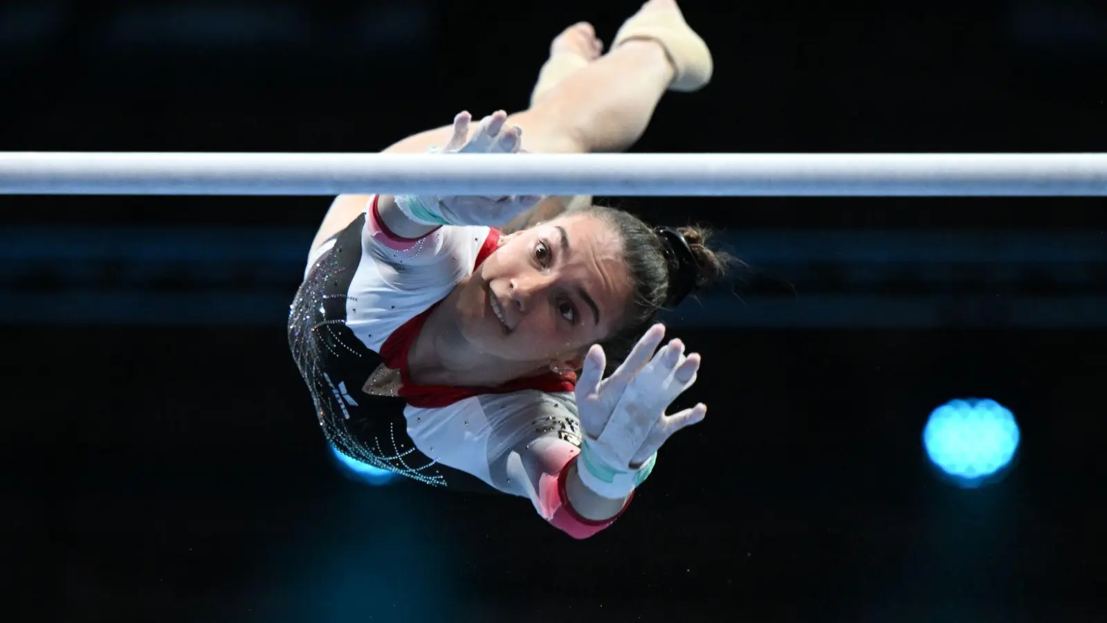 Glänzte am Stufenbarren: Helen Kevric. (Foto: Marijan Murat/dpa)