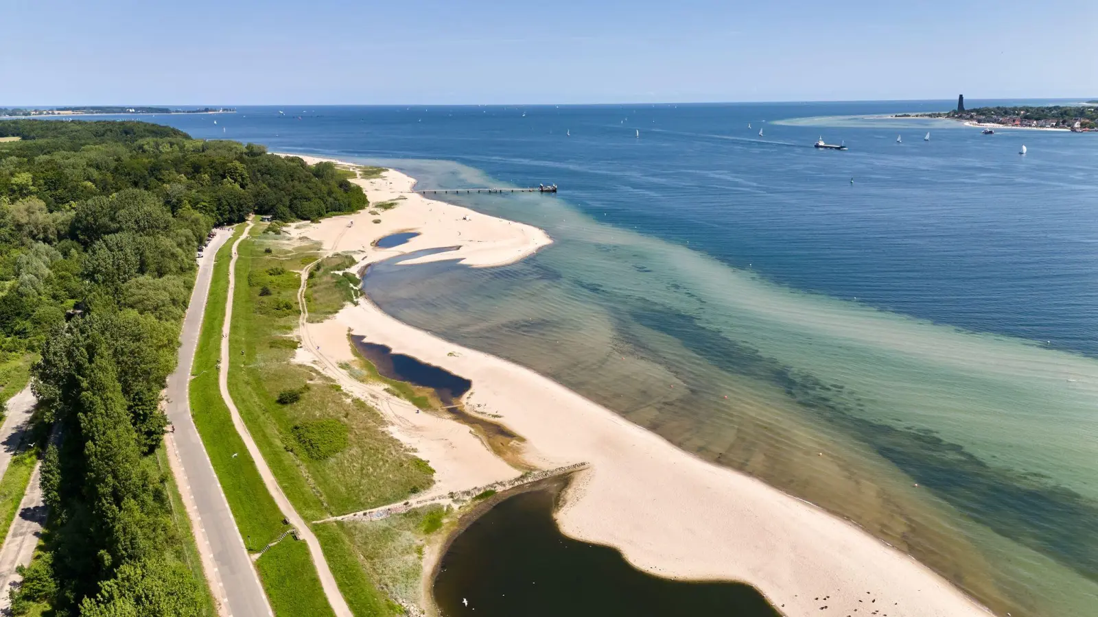 Eine exzellente Badewasserqualität wurde auch in der Nähe des Falckensteiner Strands nördlich von Kiel gemessen. (Foto: Georg Wendt/dpa)