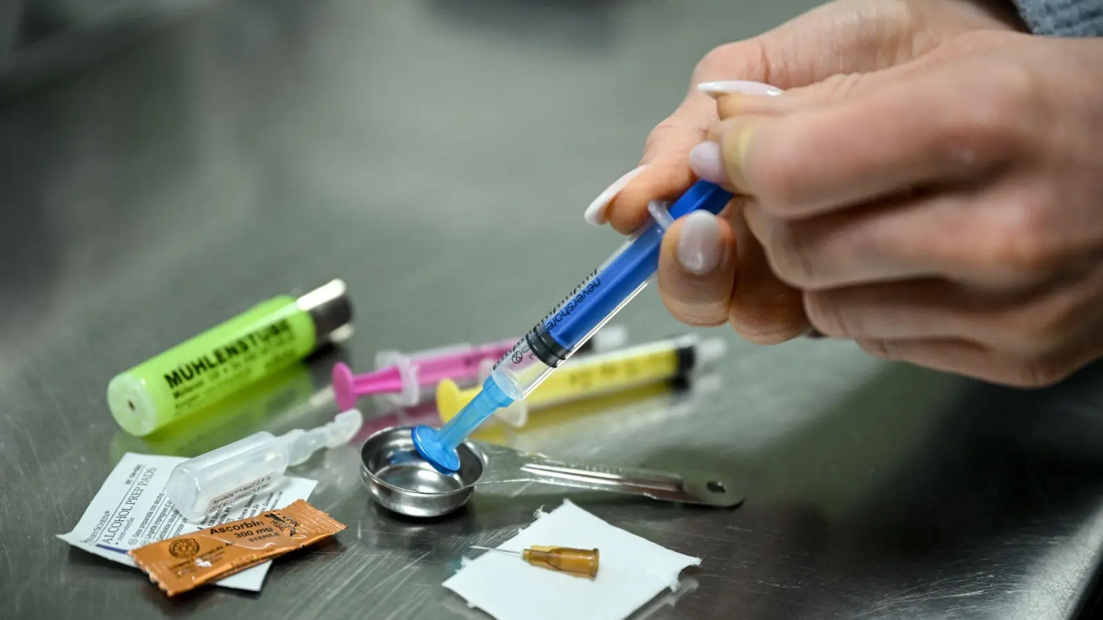 Der Konsum von Crack und Fentanyl gehört laut DHS-Suchthilfe zu den gravierenden Problemen (Archivbild) (Foto: Britta Pedersen/dpa)