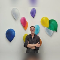 Gerhard Rießbeck lässt in seiner Galerie bunte Luftballons steigen. (Foto: Nina Daebel)