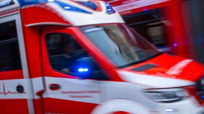Verletzt hat sich bei einem Unfall nahe der A7 bei Uffenheim niemand. Eine schwangere Beifahrerin kam zur Sicherheit aber in eine Klinik. (Symbolbild: Jens Büttner/dpa)