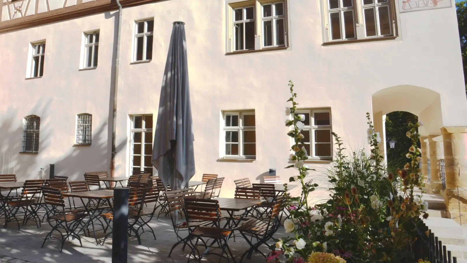 Ein attraktiver Außensitzplatz ist am künftigen Café entstanden. (Foto: Peter Tippl)