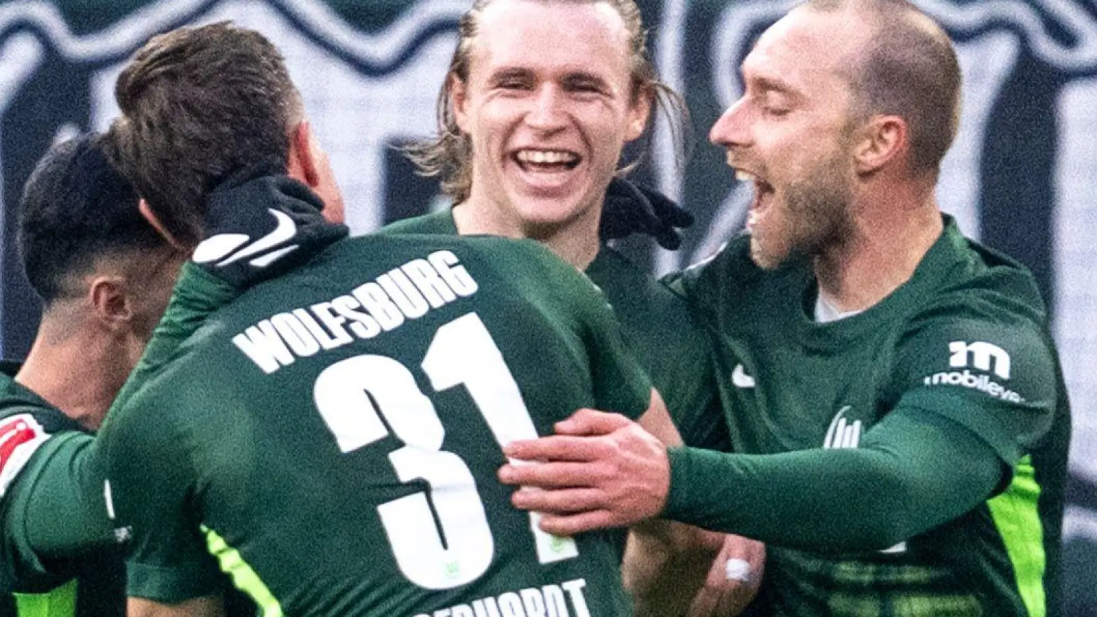 Doppeltorschütze für Wolfsburg: Offensivmann Patrick Wimmer (M.). (Foto: David Inderlied/dpa)