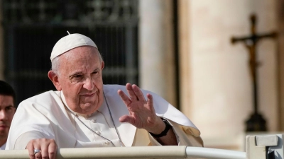 Papst Franziskus grüßt zum Abschluss seiner wöchentlichen Generalaudienz auf dem Petersplatz. (Foto: Alessandra Tarantino/AP/dpa)