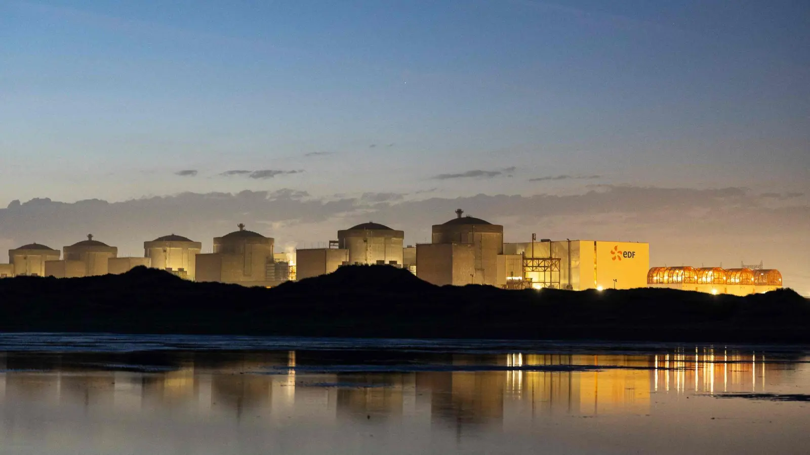 Wegen Quallen steht der Betrieb eines französischen AKW vorerst still. (Archivbild) (Foto: Sameer Al-Doumy/AFP/dpa)