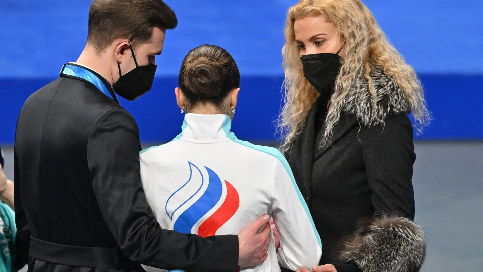 Eteri Tutberidse ist die Trainerin der russischen Eiskunstläuferin Kamila Walijewa. (Foto: Peter Kneffel/dpa)