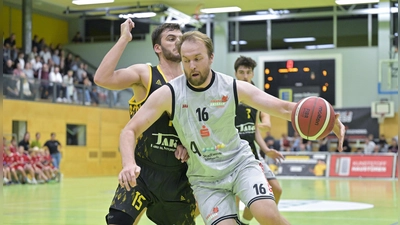 Wegen der Disqualifikation von Lars Lagerpusch (vorne mit Ball) im Spiel gegen Jahn München (Lukas Dollinger) müssen die Ansbach Piranhas in Nördlingen möglicherweise auf ihren Center verzichten. (Foto: Martin Rügner)