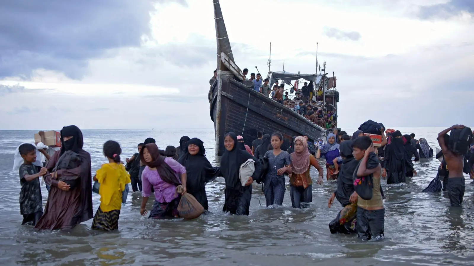 Ethnische Rohingya verlassen ihr Boot nach der Landung in Ulee Madon in der Provinz Aceh. (Foto: Rahmat Mirza/AP)