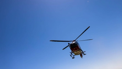 Nach einem Unfall bei Gern (Landkreis Ansbach) ist ein 43-Jähriger mit einem Rettungshubschrauber ins Krankenhaus geflogen worden. (Symbolbild: Philipp von Ditfurth/dpa)