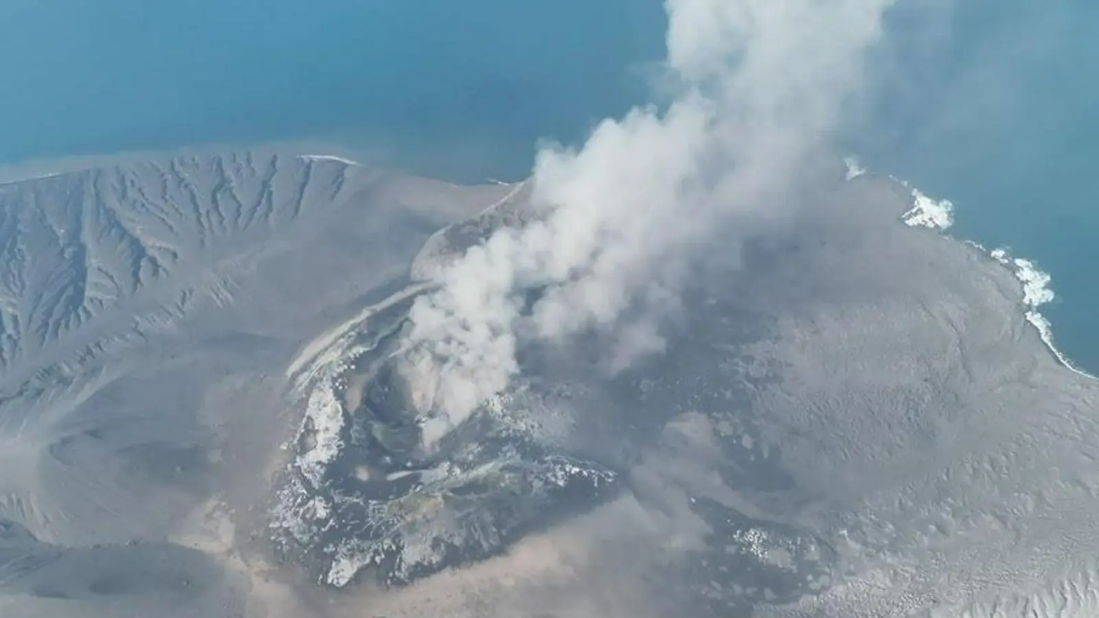 Auf einem Drohnenfoto ist zu sehen, wie der Anak Krakatau Aschewolken ausstößt. (Foto: --/PVMBG via XinHua/dpa)
