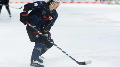 Jake Ustorf stürmt auch in der neuen Saison der Deutschen Eishockey Liga für die Nürnberg Ice Tigers. (Foto: Daniel Karmann/dpa/Archivbild)