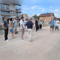 Beim Ortstermin in Sittlingen vergewisserte sich der Bauausschuss, ob die Baulinie des geplanten Wohnhauses eingehalten werden kann. (Foto: Friedrich Zinnecker)
