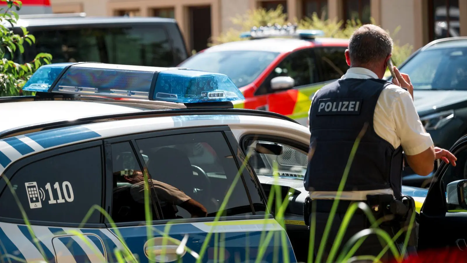 Zahlreiche Kräfte von Polizei und Rettungsdienst rückten aus. (Foto: Daniel Vogl/dpa)