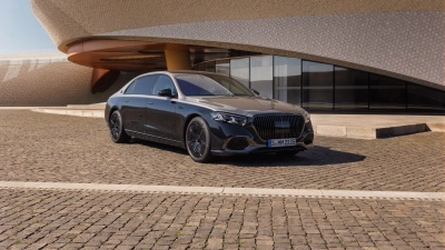 Die Maybach-Version der S-Klasse ist eine Luxus-Limousine, die erstmals auch mit einer lederfreien Ausstattung erhältlich ist. (Foto: Mercedes-Benz Group AG/dpa-tmn)