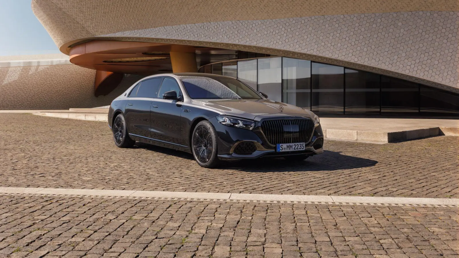 Die Maybach-Version der S-Klasse ist eine Luxus-Limousine, die erstmals auch mit einer lederfreien Ausstattung erhältlich ist. (Foto: Mercedes-Benz Group AG/dpa-tmn)