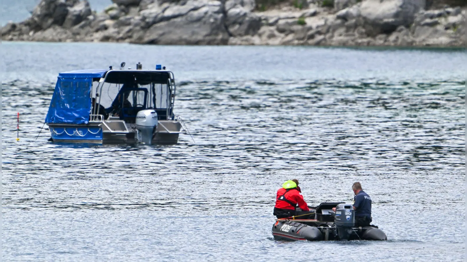 Die Polizei will bei der Vermissten-Suche auf dem Eibsee eine Fachfirma hinzuziehen. (Foto: Peter Kneffel/dpa)