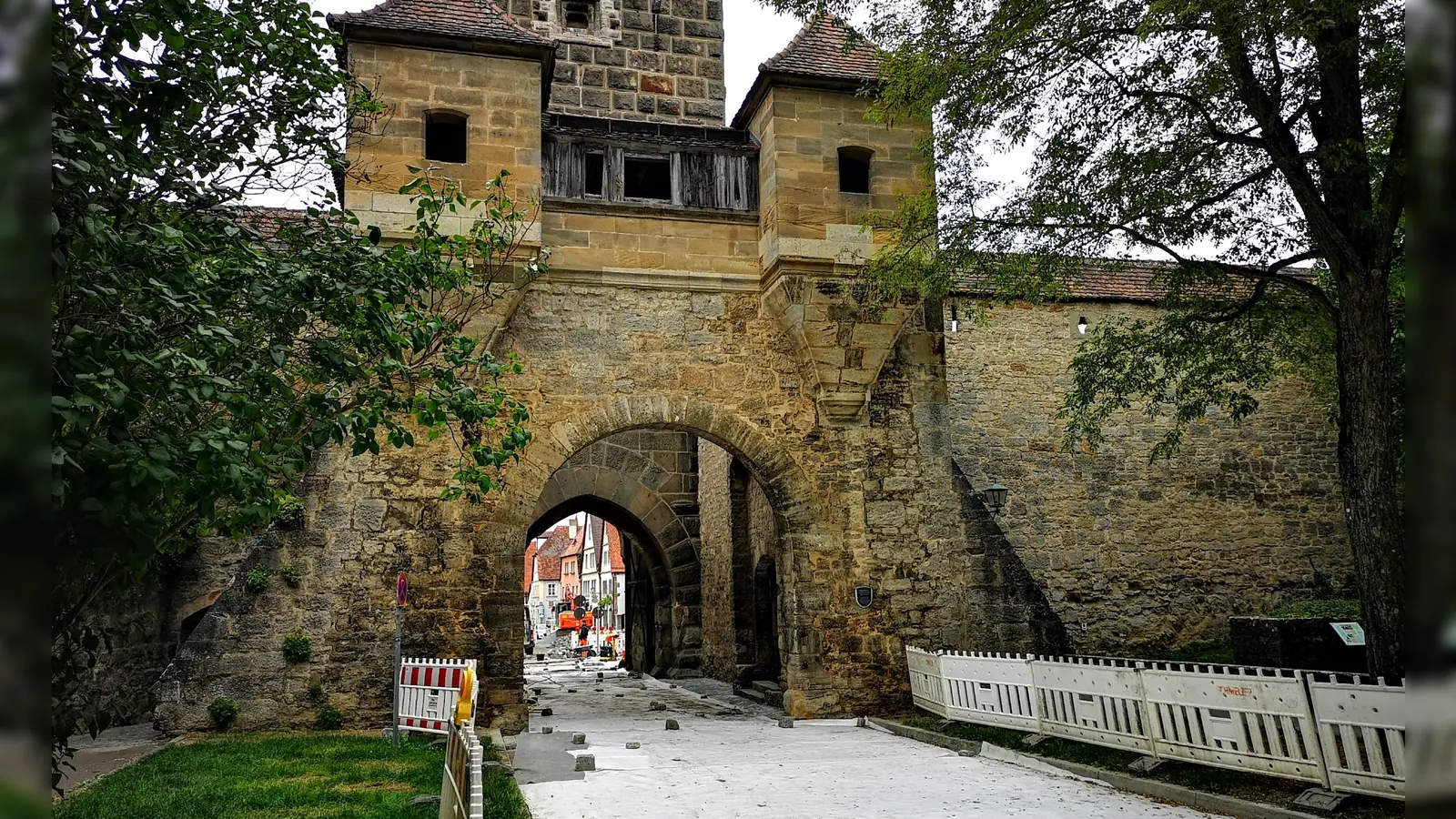 Noch wird in der Galgengasse vor dem Tor gearbeitet – ab Montag, 23. Oktober, haben Verkehrsteilnehmer aber die Durchfahrt wieder für sich. (Foto: Jürgen Binder)