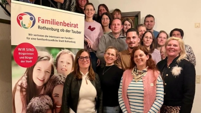 Starten mit vielen Ideen in die nächsten Jahre: die Mitglieder des Familienbeirats mit der neuen Vorsitzenden Dr. Lena Wurmthaler (unten von links) und Stellvertreterin Daniela Grups. (Foto: Familienbeirat)