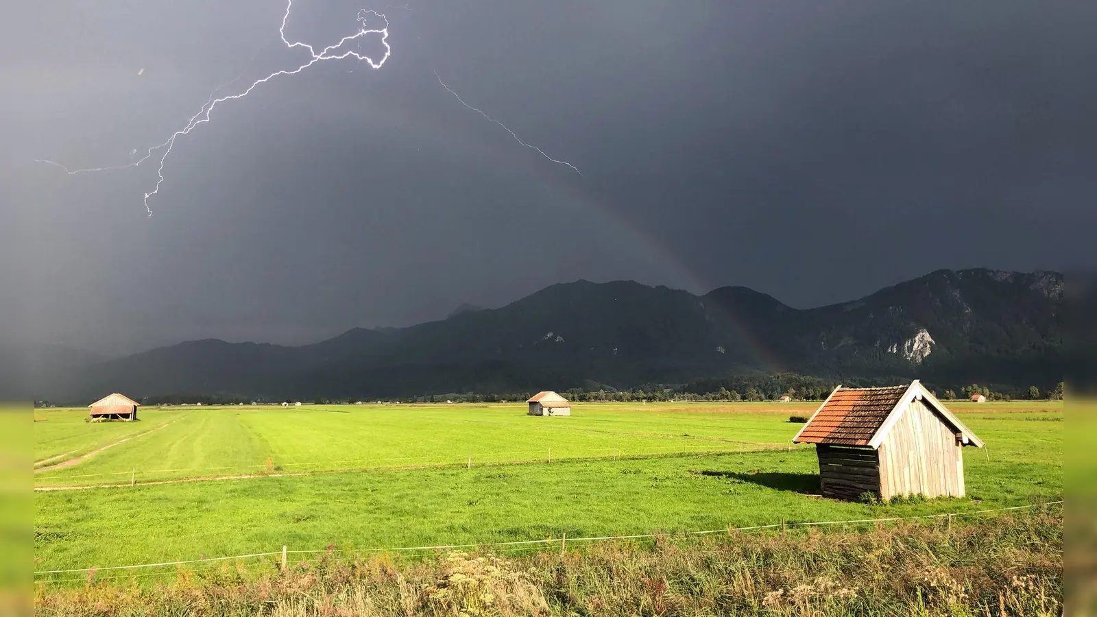 Im Voralpenland kann es dem DWD zufolge am Abend gebietsweise zu schweren Gewittern kommen. (Symbolbild) (Foto: Valentin Gensch/dpa/dpa-tmn)