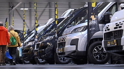 Wohnmobile können höhere sechsstellige Summen kosten und sind nicht für jedermann erschwinglich. (Symbolbild) (Foto: Martin Schutt/dpa)