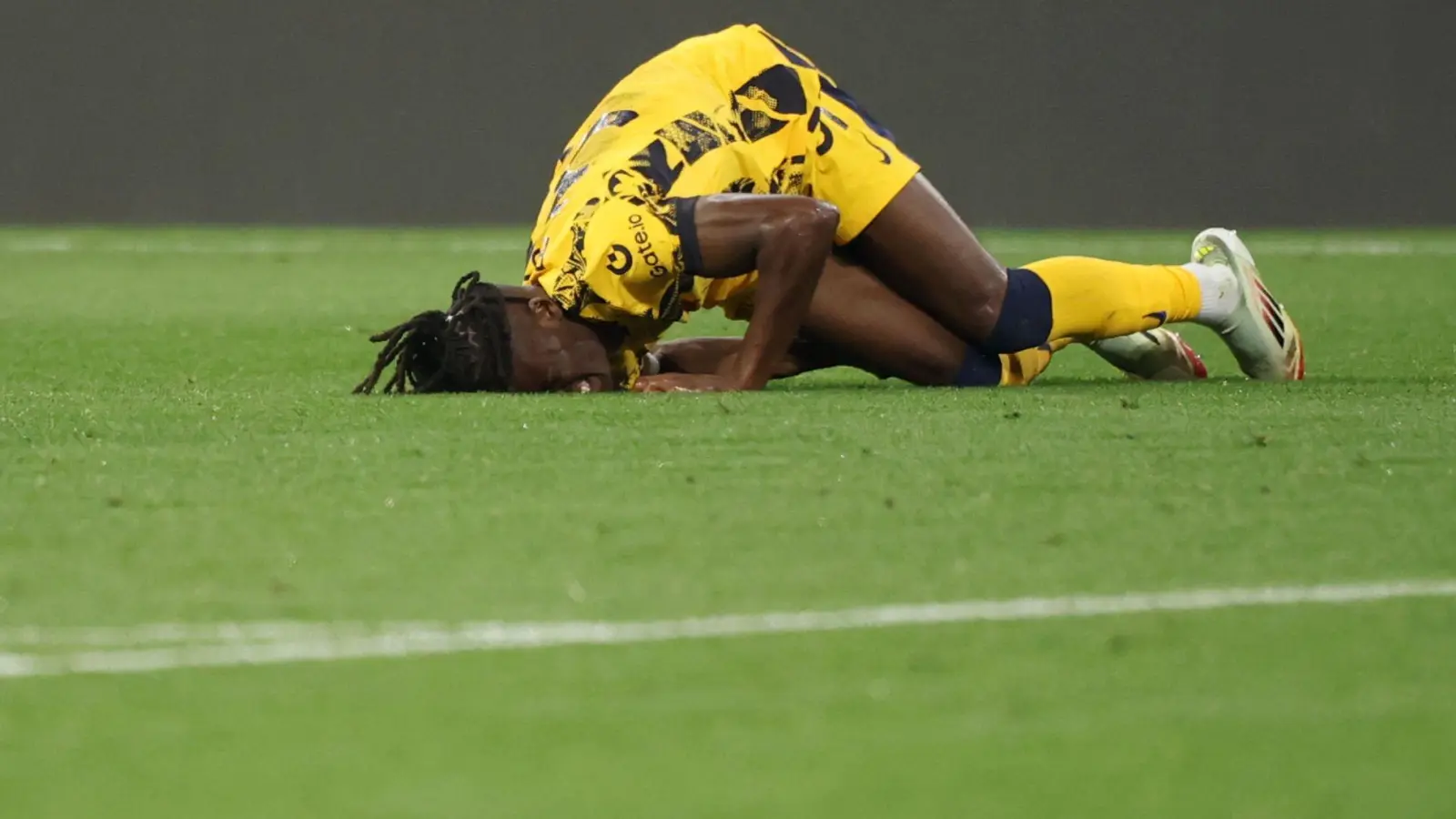 Schmerzhaftes Ende für Yann Aurel Bisseck. (Foto: Christian Charisius/dpa)