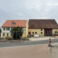 Das Lobershaus (links) in der Hohenrother Straße wurde bereits renoviert. Als Nächstes ist der Umbau der angrenzenden Scheune zum Dorfgemeinschaftshaus geplant.  (Foto: Yvonne Neckermann)