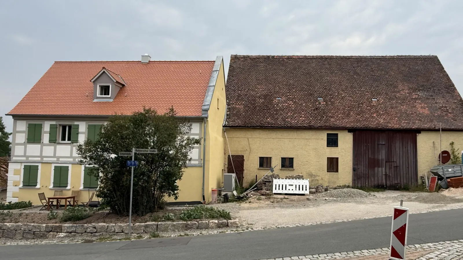 Das Lobershaus (links) in der Hohenrother Straße wurde bereits renoviert. Als Nächstes ist der Umbau der angrenzenden Scheune zum Dorfgemeinschaftshaus geplant.  (Foto: Yvonne Neckermann)