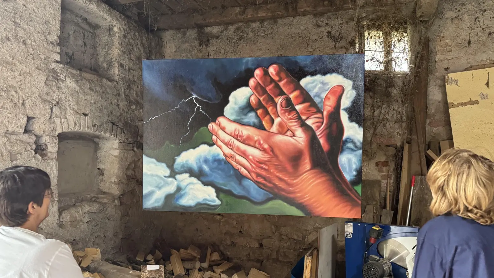 Blitze, Wolken und klatschende Hände: Das Gemälde „Donnerwetter” des Ornbauer Künstlers Johannes Vetter hängt mitten in einer alten Werkstatt. (Foto: Lara Hausleitner)