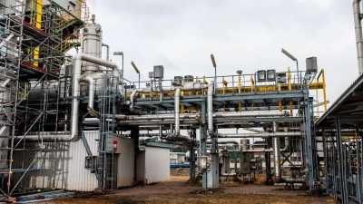 Gelbe Rohre, die Erdgas und Wasserstoff führen, sind in einer Industrieanlage der Firma Evonik montiert. (Foto: Philipp von Ditfurth/dpa)