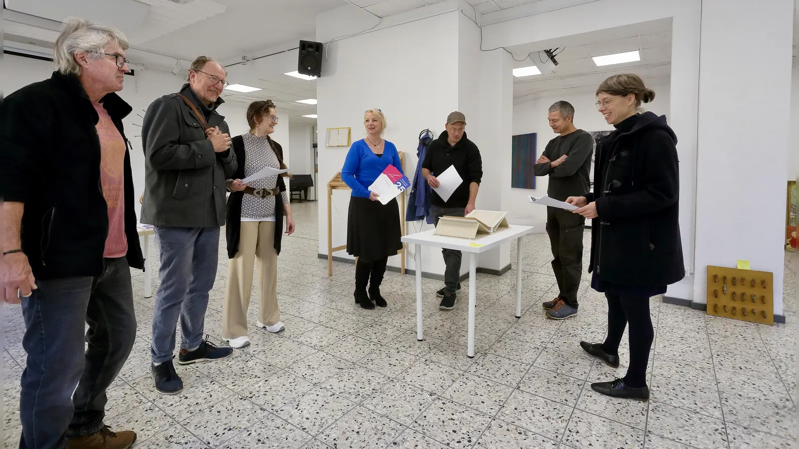 Vor der finalen Sitzung: die Jury des Ansbacher Kunstpreises, Herbert Iwanowitsch, Dr. Christian Schoen, Dr. Frauke Bayer, Monika Schweizer, Johannes Vetter, Gerhard Engerer und Nadja Wilhelm (von links). (Foto: Thomas Wirth)