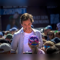 Der bekannte Moderator Tobi Krell verlässt immer wieder die Bühne und eilt ins Publikum, um mit den Kindern ins direkte Gespräch zu kommen.  (Foto: René Chlopotowski)