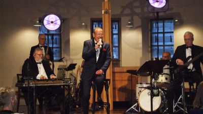 Volker Heißmann (Mitte) wurde bei seinem Auftritt in der Dinkelsbühler St.-Pauls-Kirche von (von links) Stefan Porzner, Pavel Sandorf, Thorsten Seidl und Udo Schwendler musikalisch begleitet. (Foto: Jasmin Kiendl)