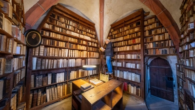 Ein Raum wie ein romantisches Gedicht: Die Neustädter Kirchenbibliothek mit ihrem „Hüter” Reinhard Ohlmann (Foto: Mirko Fryska)