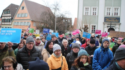 Rund 600 Menschen hatten sich zur ersten Auflage der bundesweit stattfindenden Demonstrationen gegen die extreme Rechte am ersten Februarwochenende in Bad Windsheim (Foto) versammelt – auf eine ähnliche Zahl hoffen die Veranstalter jetzt auch für die Kundgebung am kommenden Samstag in Neustadt. (Foto: Hans-Bernd Glanz)
