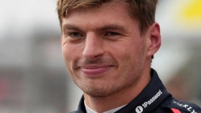 Keiner war schneller: Verstappen startet in Baku von der Pole.  (Foto: Darko Bandic/AP/dpa)